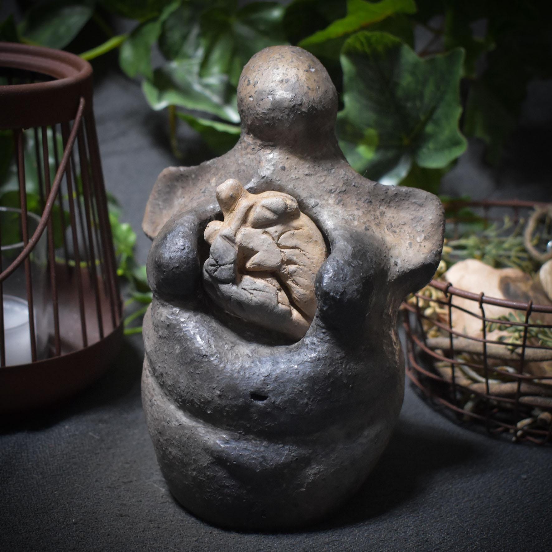 Skulptur aus traditionell gebranntem Ton "Gebrochenes Herz" – Ein Symbol für Heilung und Selbstliebe