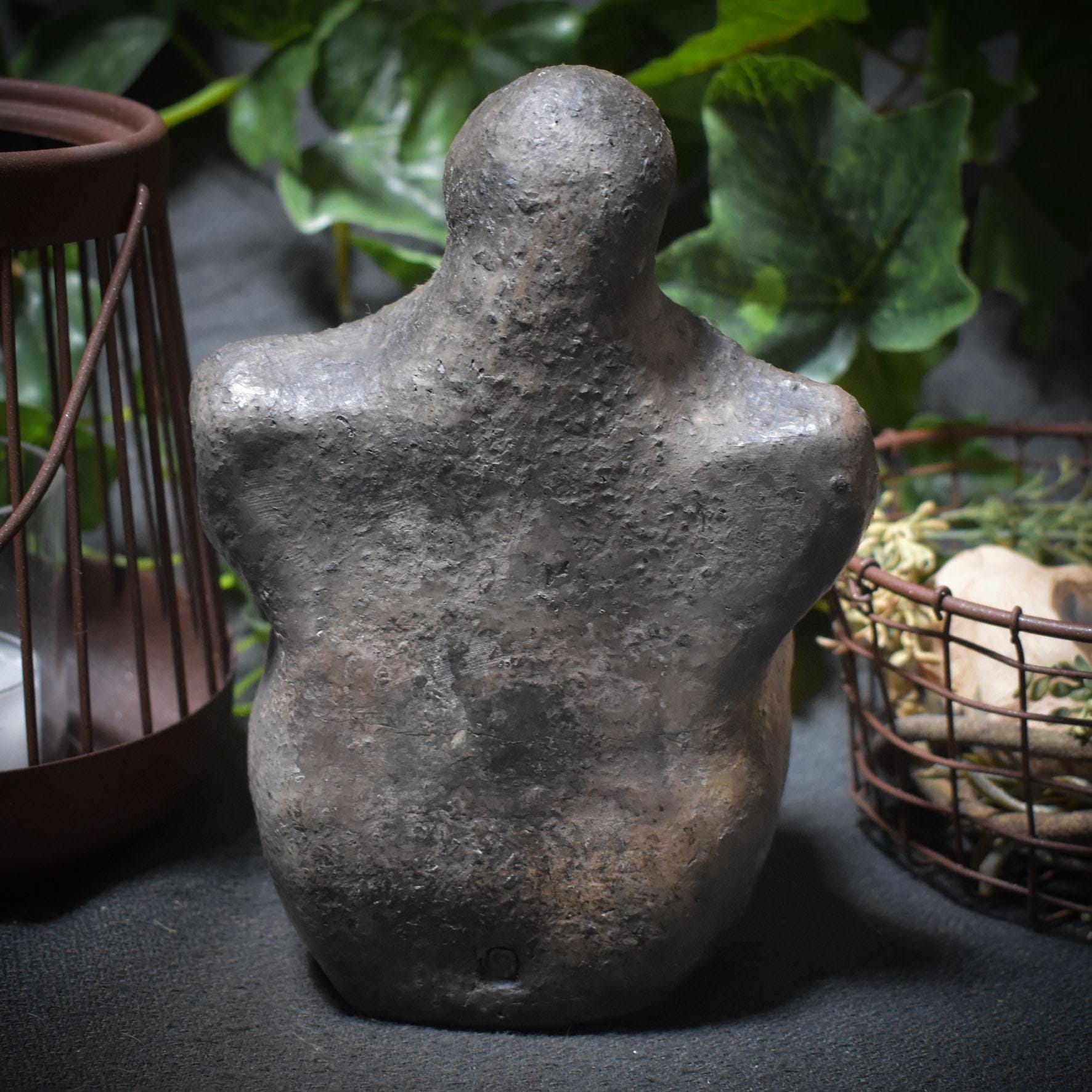 Skulptur aus traditionell gebranntem Ton "Gebrochenes Herz" – Ein Symbol für Heilung und Selbstliebe