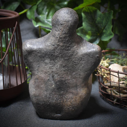 Skulptur aus traditionell gebranntem Ton "Gebrochenes Herz" – Ein Symbol für Heilung und Selbstliebe