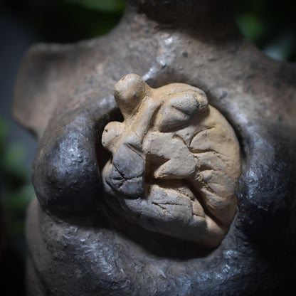 Skulptur aus traditionell gebranntem Ton "Gebrochenes Herz" – Ein Symbol für Heilung und Selbstliebe - Art.Nr.: SKU020
