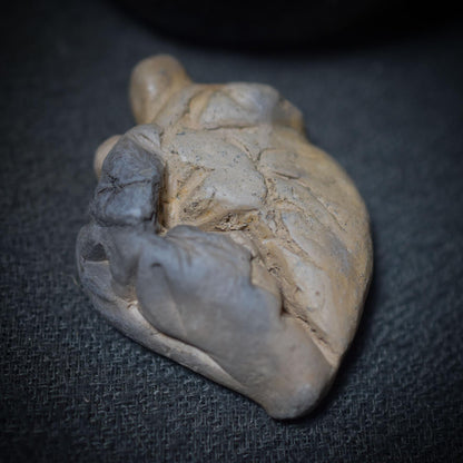 Skulptur aus traditionell gebranntem Ton "Gebrochenes Herz" – Ein Symbol für Heilung und Selbstliebe - Art.Nr.: SKU020