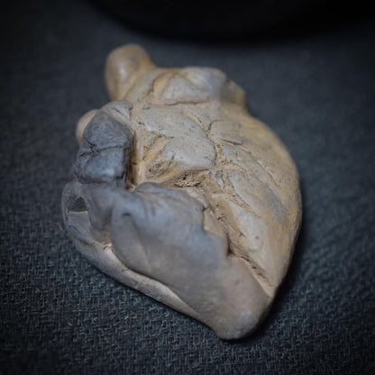 Skulptur aus traditionell gebranntem Ton "Gebrochenes Herz" – Ein Symbol für Heilung und Selbstliebe