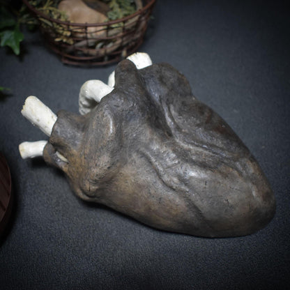 Anatomisches Herz aus Ton – traditionelle Rauchbrandkunst - Dein Motor des Lebens in Kunstform