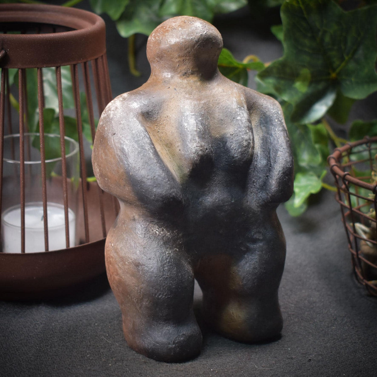 Matriarchat Skulptur Ton, Fruchtbarkeitsgöttin Figur handgemacht, Urgöttin Statue aus Rauchbrand, spirituelle Altar Deko SKU009