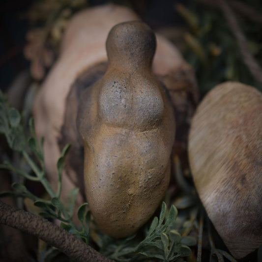 Handliche Venus Figurine - Deine Matriarchalische Begleiterin für Unterwegs aus Ton gefertigt und im Rauchbrand veredelt - Art.Nr.: TAS001