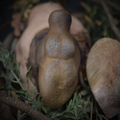 Handliche Venus Figurine - Deine Matriarchalische Begleiterin für Unterwegs aus Ton gefertigt und im Rauchbrand veredelt