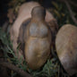 Handliche Venus Figurine - Deine Matriarchalische Begleiterin für Unterwegs aus Ton gefertigt und im Rauchbrand veredelt