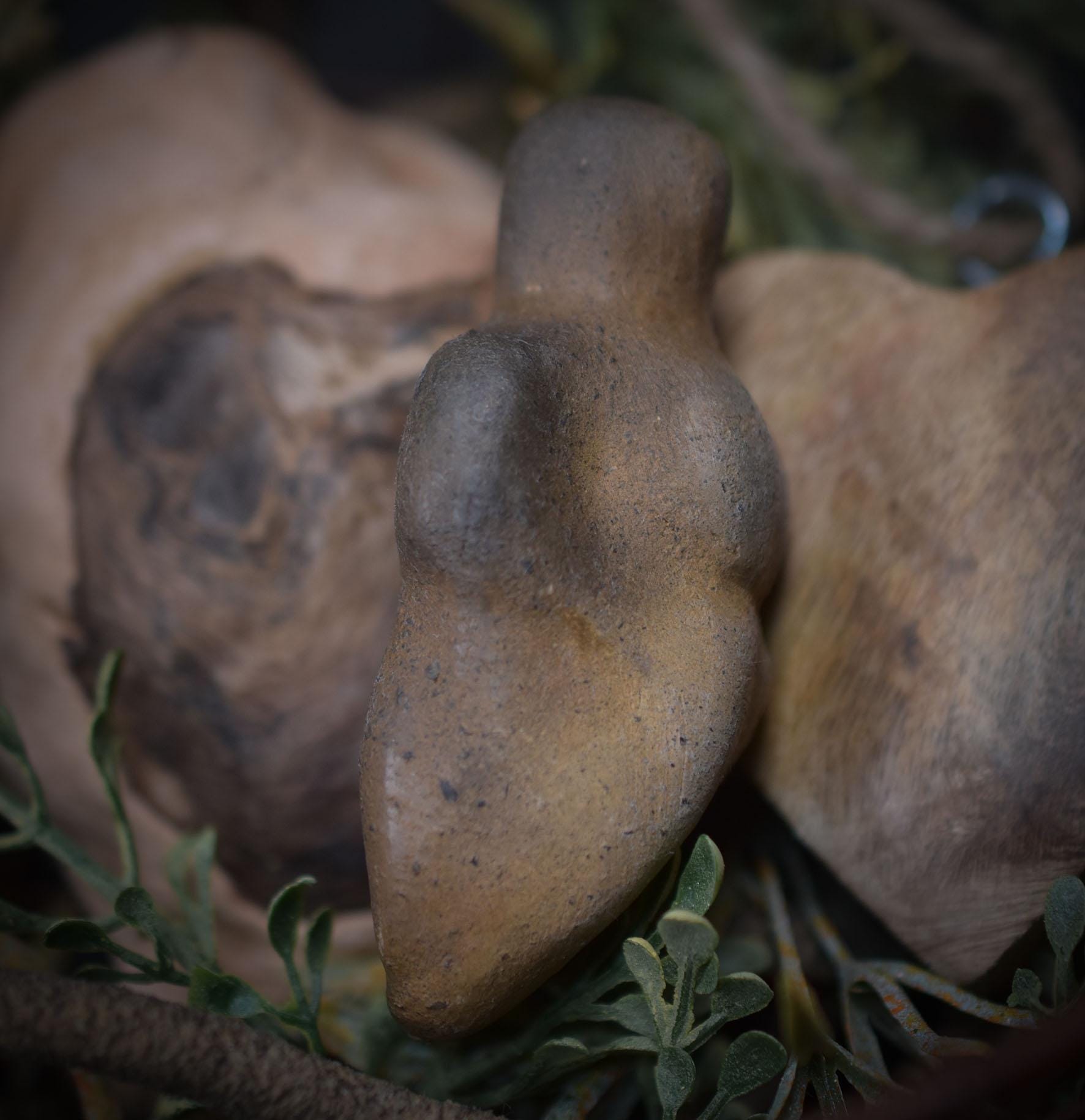 Handliche Venus Figurine - Deine Matriarchalische Begleiterin für Unterwegs aus Ton gefertigt und im Rauchbrand veredelt