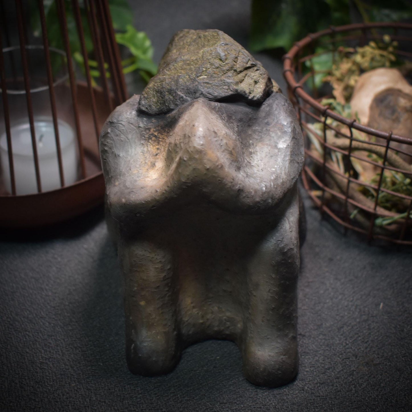 Handgefertigte Skulptur aus Ton - Die Last des Lebens tragen - Verbindung zu innerer Stärke und Resilienz Art.Nr.: SKU011