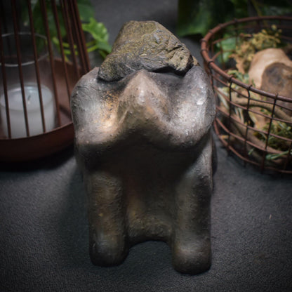 Handgefertigte Skulptur aus Ton - Die Last des Lebens tragen - Verbindung zu innerer Stärke und Resilienz Art.Nr.: SKU011