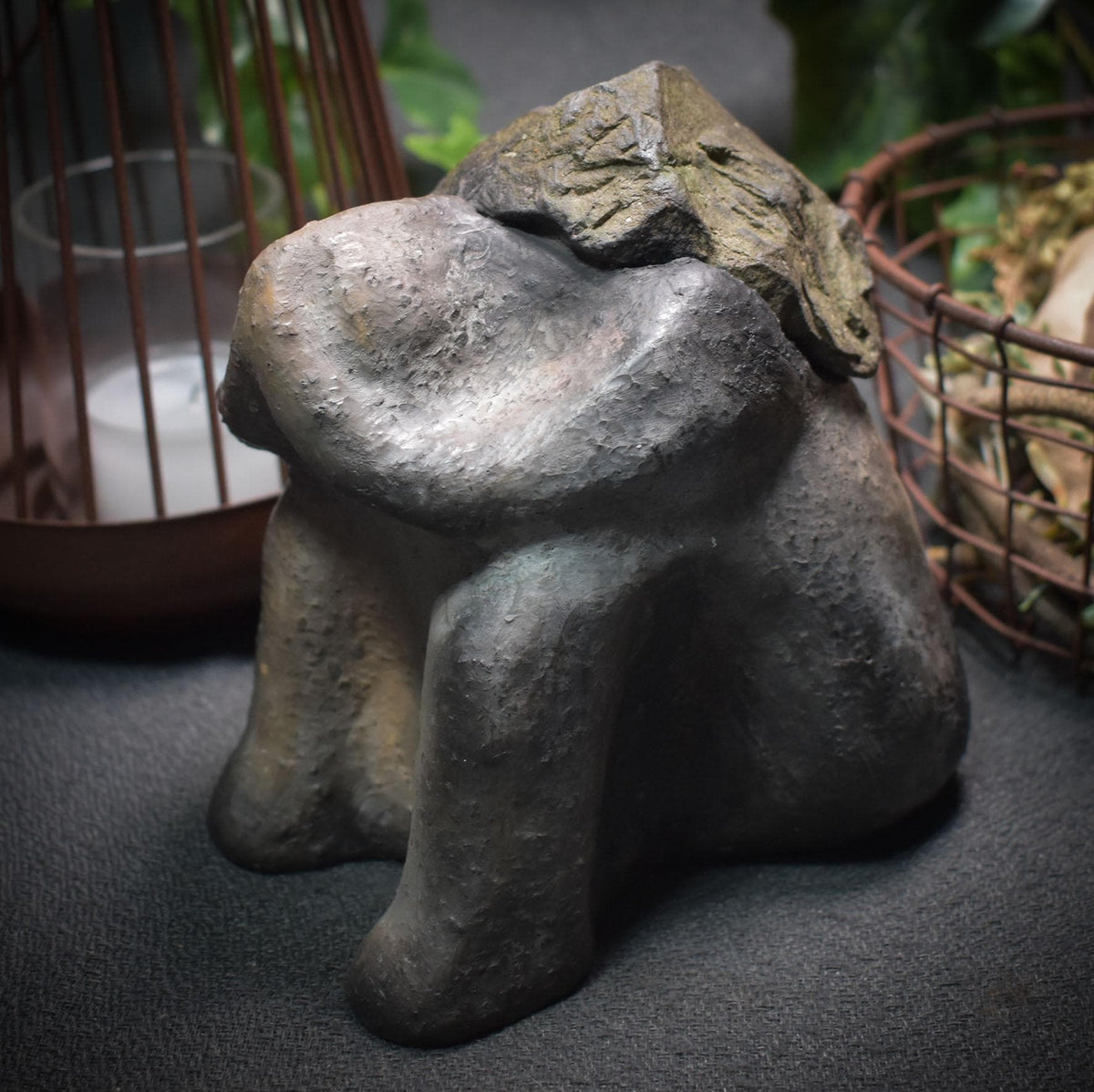 Resilienz Skulptur Ton, Figur Die Last des Lebens tragen, symbolischer Kraftstein, archaische Kunst handgemacht, Mutmacher Geschenk SKU011