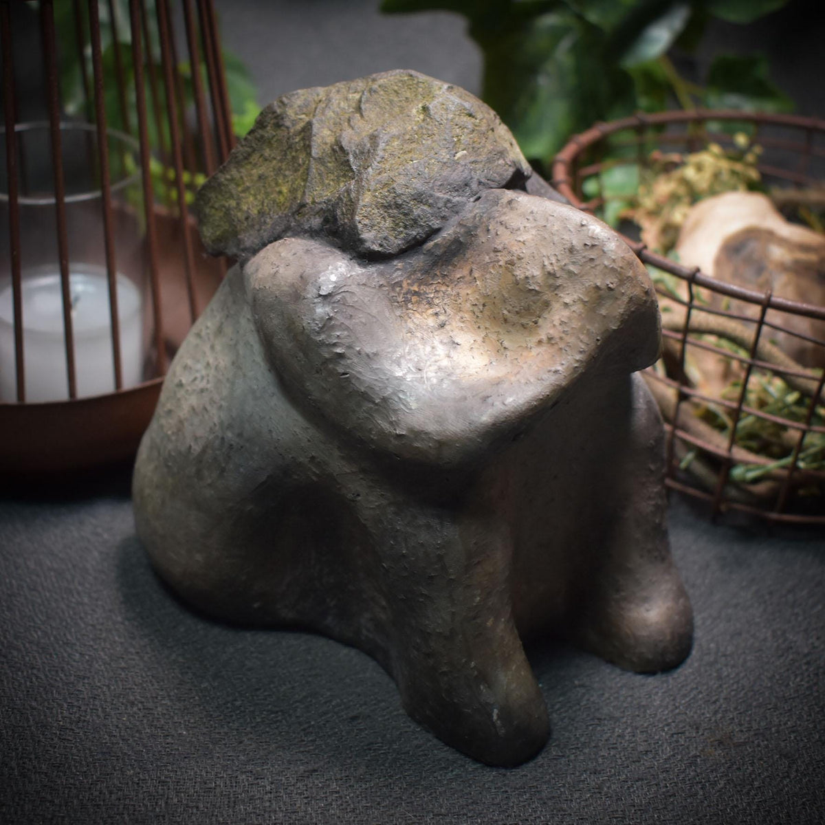 Resilienz Skulptur Ton, Figur Die Last des Lebens tragen, symbolischer Kraftstein, archaische Kunst handgemacht, Mutmacher Geschenk SKU011