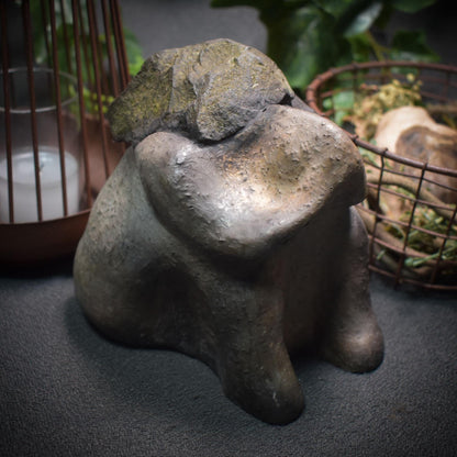 Resilienz Skulptur Ton, Figur Die Last des Lebens tragen, symbolischer Kraftstein, archaische Kunst handgemacht, Mutmacher Geschenk SKU011