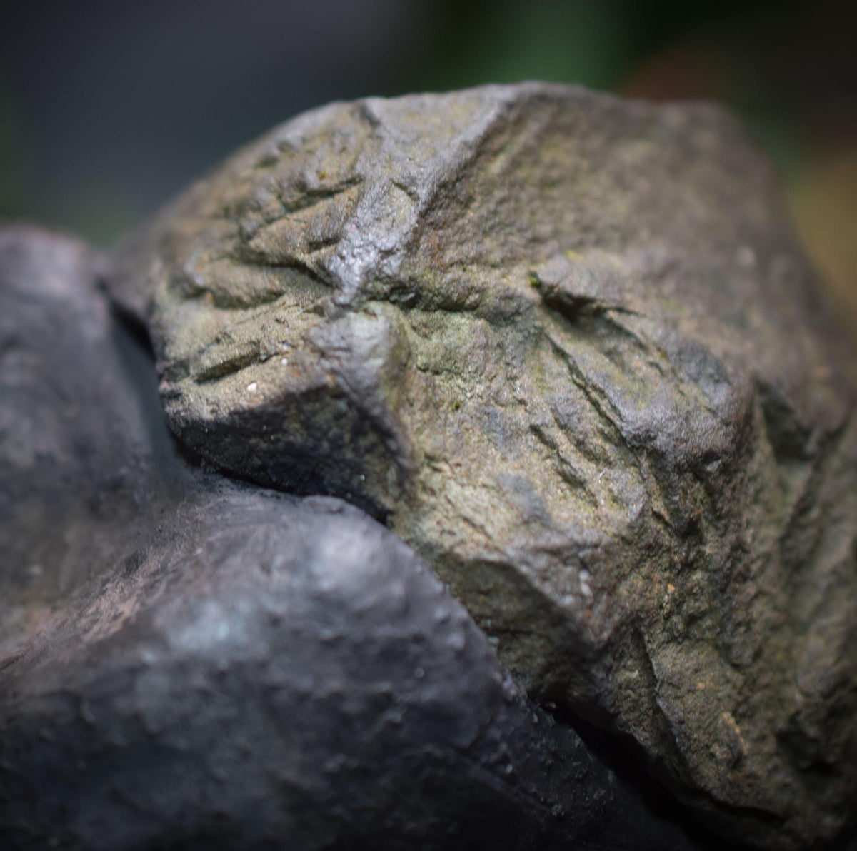 Resilienz Skulptur Ton, Figur Die Last des Lebens tragen, symbolischer Kraftstein, archaische Kunst handgemacht, Mutmacher Geschenk SKU011