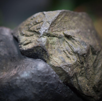 Resilienz Skulptur Ton, Figur Die Last des Lebens tragen, symbolischer Kraftstein, archaische Kunst handgemacht, Mutmacher Geschenk SKU011
