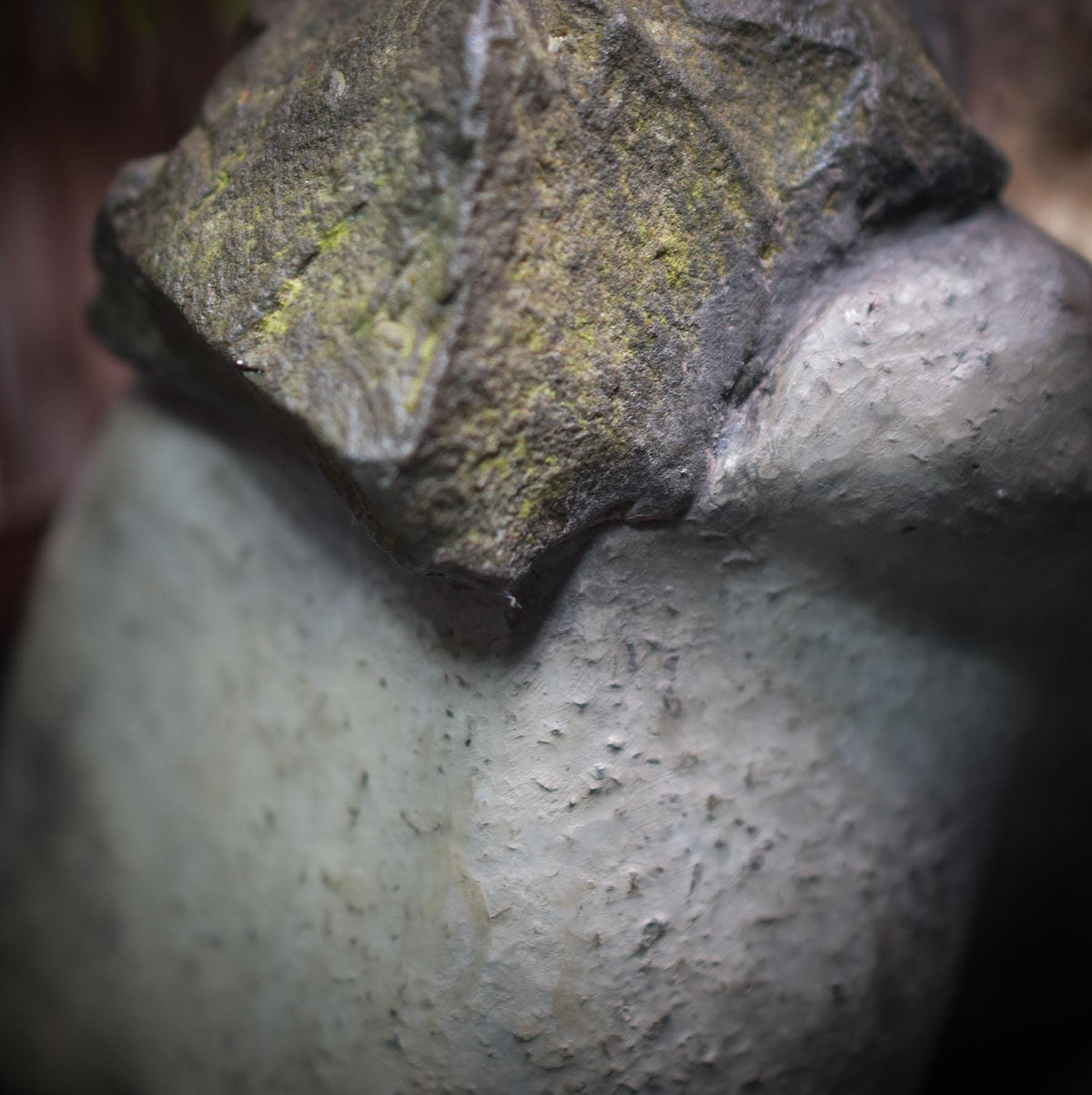 Resilienz Skulptur Ton, Figur Die Last des Lebens tragen, symbolischer Kraftstein, archaische Kunst handgemacht, Mutmacher Geschenk SKU011