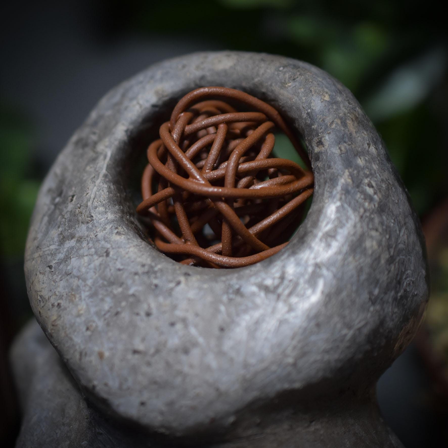 Handgefertigte Skulptur "Gedankenchaos" – Ausdruck der Verwirrung und Klarheit
