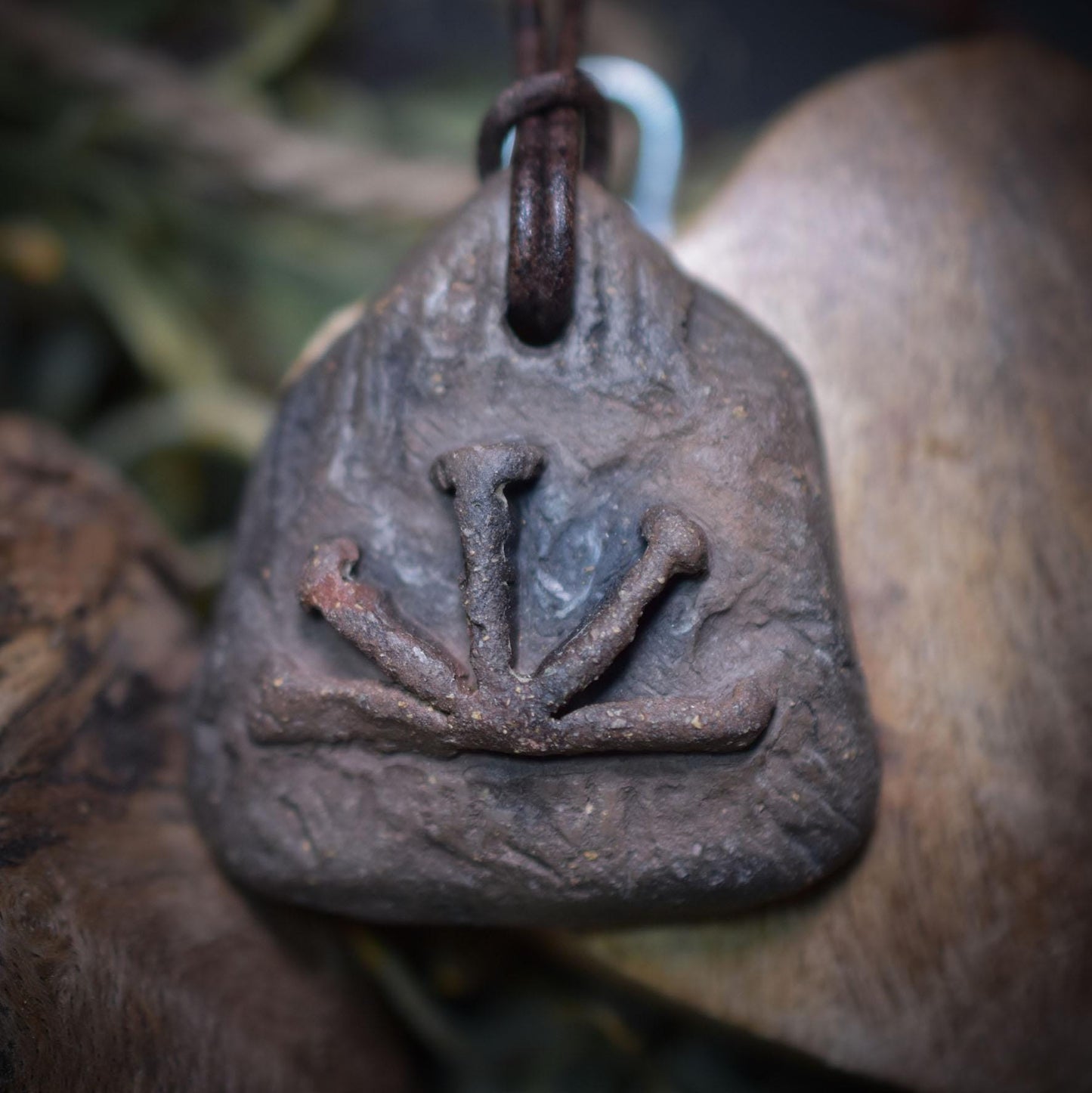 Traditionell gebrannter Ton Glücksbringer Amulett Talisman mit Imbolc Symbol mit Leder- oder Baumwollband Art.Nr.: AMU003