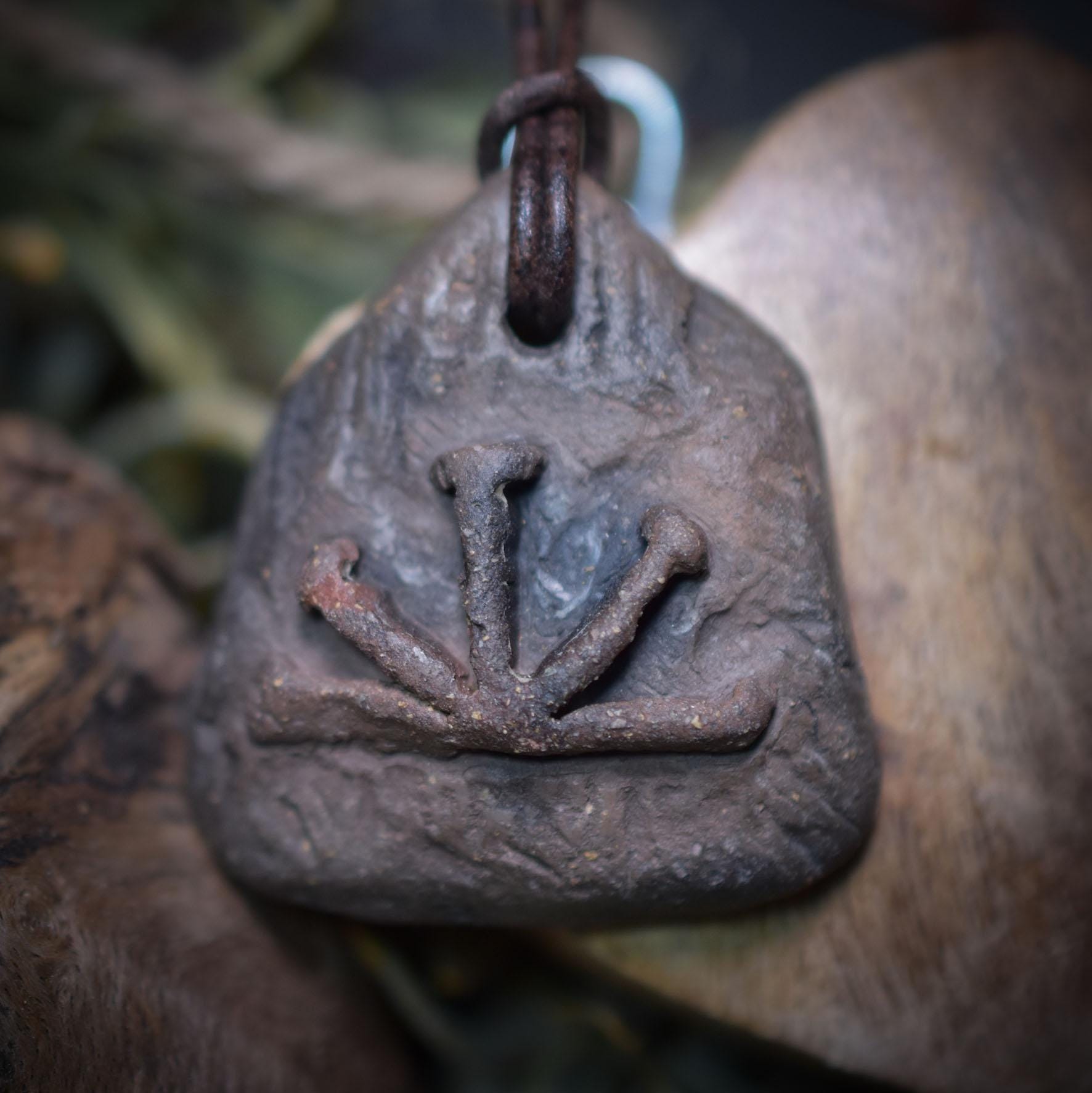 Traditionell gebrannter Ton Glücksbringer Amulett Talisman mit Imbolc Symbol mit Leder- oder Baumwollband Art.Nr.: AMU003