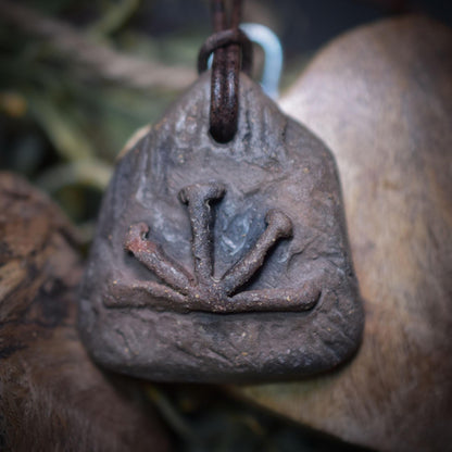 Traditionell gebrannter Ton Glücksbringer Amulett Talisman mit Imbolc Symbol mit Leder- oder Baumwollband Art.Nr.: AMU003