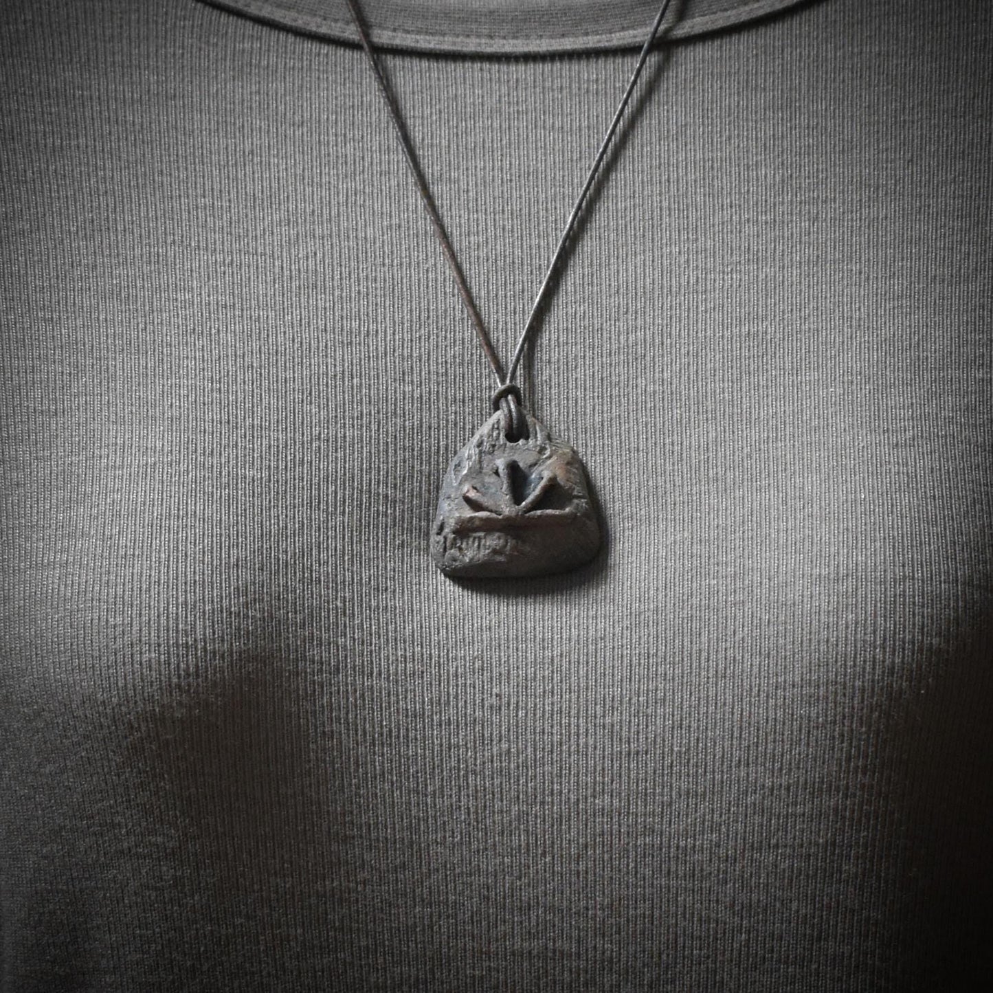 Traditionell gebrannter Ton Glücksbringer Amulett Talisman mit Imbolc Symbol mit Leder- oder Baumwollband Art.Nr.: AMU003