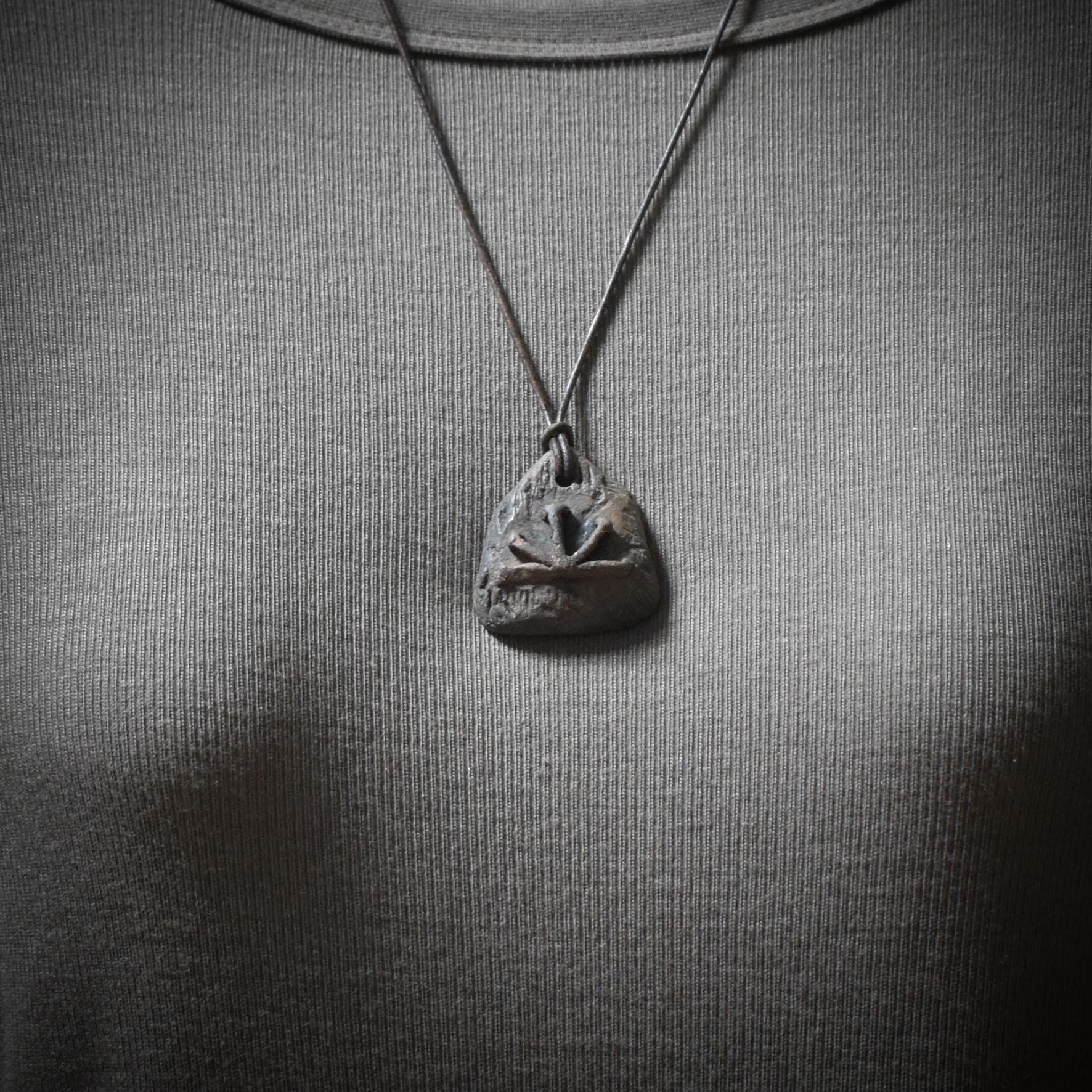 Traditionell gebrannter Ton Glücksbringer Amulett Talisman mit Imbolc Symbol mit Leder- oder Baumwollband Art.Nr.: AMU003