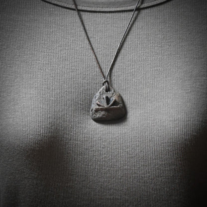 Traditionell gebrannter Ton Glücksbringer Amulett Talisman mit Imbolc Symbol mit Leder- oder Baumwollband Art.Nr.: AMU003