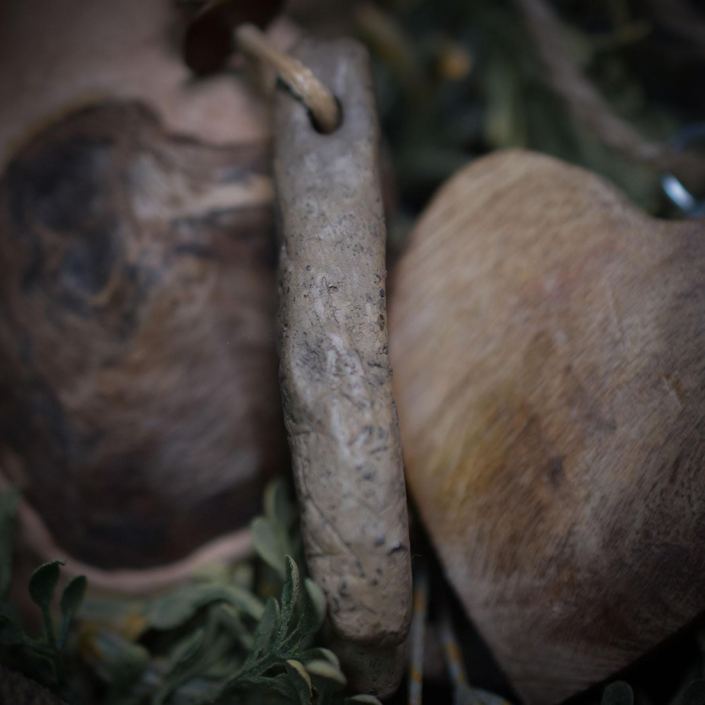 Handgefertigtes Amulett - stilisierte Göttin - Rauchbrandkunst in Ton – Ein rustikales Geschenk der prähistorischen Kunst Art.Nr.: AMU005