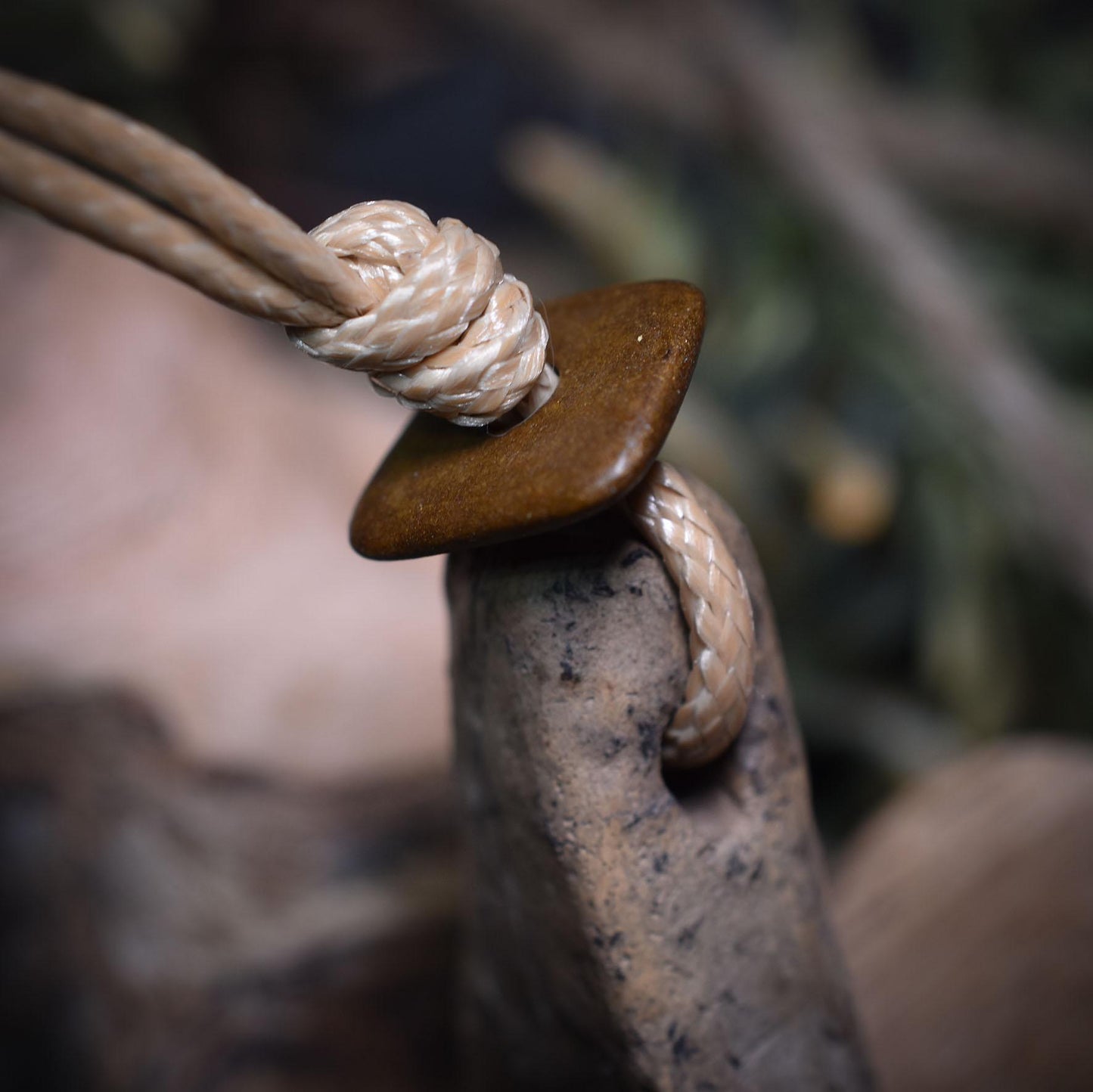 Handgefertigtes Amulett - stilisierte Göttin - Rauchbrandkunst in Ton – Ein rustikales Geschenk der prähistorischen Kunst Art.Nr.: AMU005