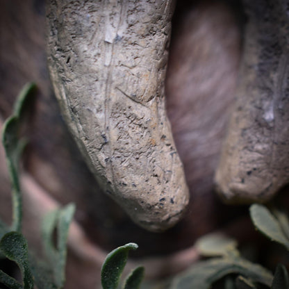 Handgefertigtes Amulett - stilisierte Göttin - Rauchbrandkunst in Ton – Ein rustikales Geschenk der prähistorischen Kunst Art.Nr.: AMU005