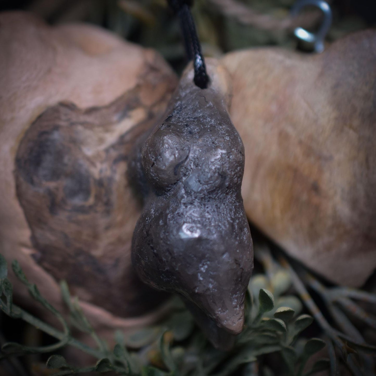 Einzigartiges handgefertigtes Amulett aus Rauchbrand-Ton – Spiritueller Glücksbringer und Fruchtbarkeitsgöttin Anhänger