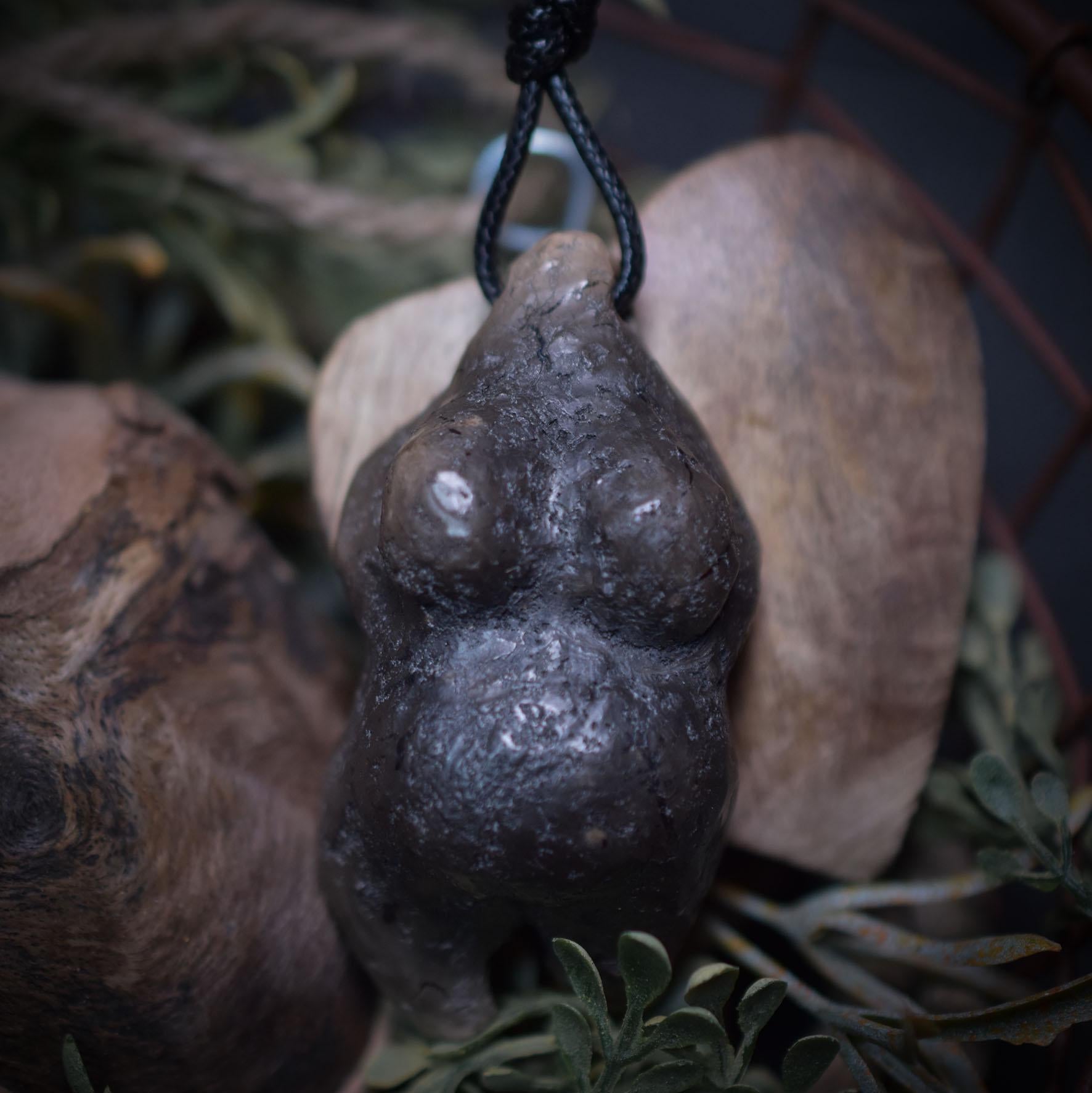 Einzigartiges handgefertigtes Amulett aus Rauchbrand-Ton – Spiritueller Glücksbringer und Fruchtbarkeitsgöttin Anhänger Art.Nr.: AMU006