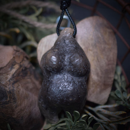 Einzigartiges handgefertigtes Amulett aus Rauchbrand-Ton – Spiritueller Glücksbringer und Fruchtbarkeitsgöttin Anhänger Art.Nr.: AMU006