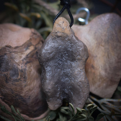 Einzigartiges handgefertigtes Amulett aus Rauchbrand-Ton – Spiritueller Glücksbringer und Fruchtbarkeitsgöttin Anhänger Art.Nr.: AMU006