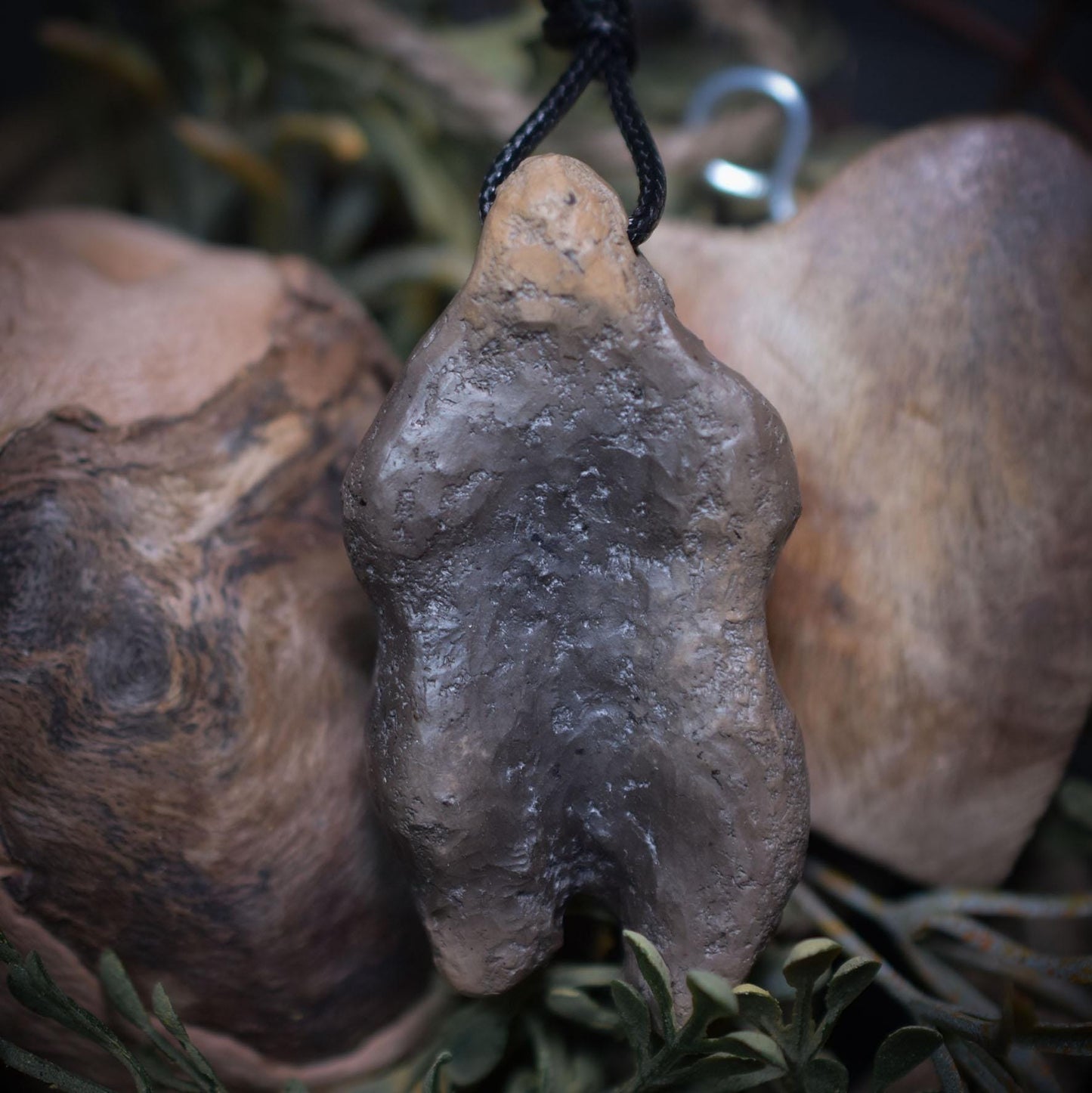 Einzigartiges handgefertigtes Amulett aus Rauchbrand-Ton – Spiritueller Glücksbringer und Fruchtbarkeitsgöttin Anhänger