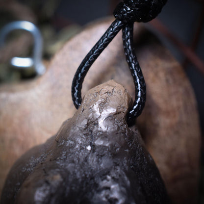 Einzigartiges handgefertigtes Amulett aus Rauchbrand-Ton – Spiritueller Glücksbringer und Fruchtbarkeitsgöttin Anhänger Art.Nr.: AMU006