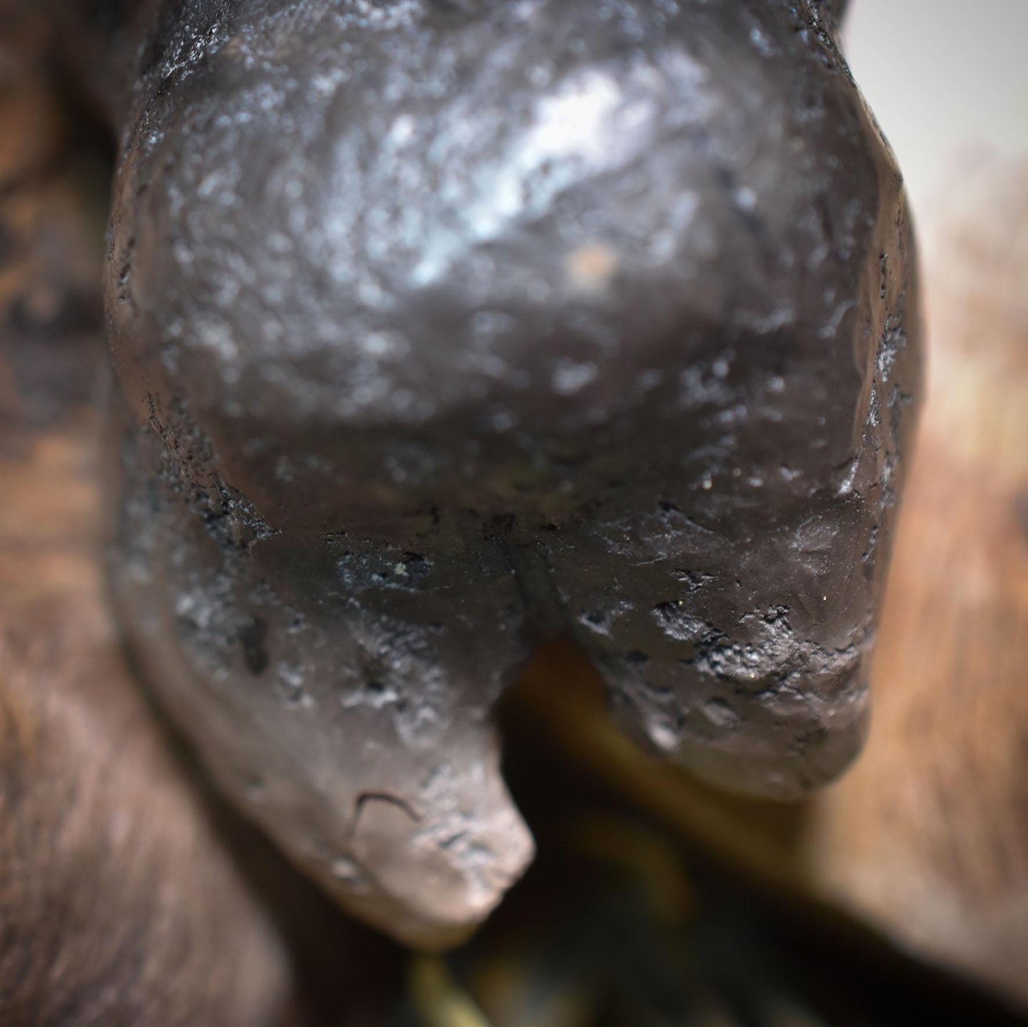 Einzigartiges handgefertigtes Amulett aus Rauchbrand-Ton – Spiritueller Glücksbringer und Fruchtbarkeitsgöttin Anhänger