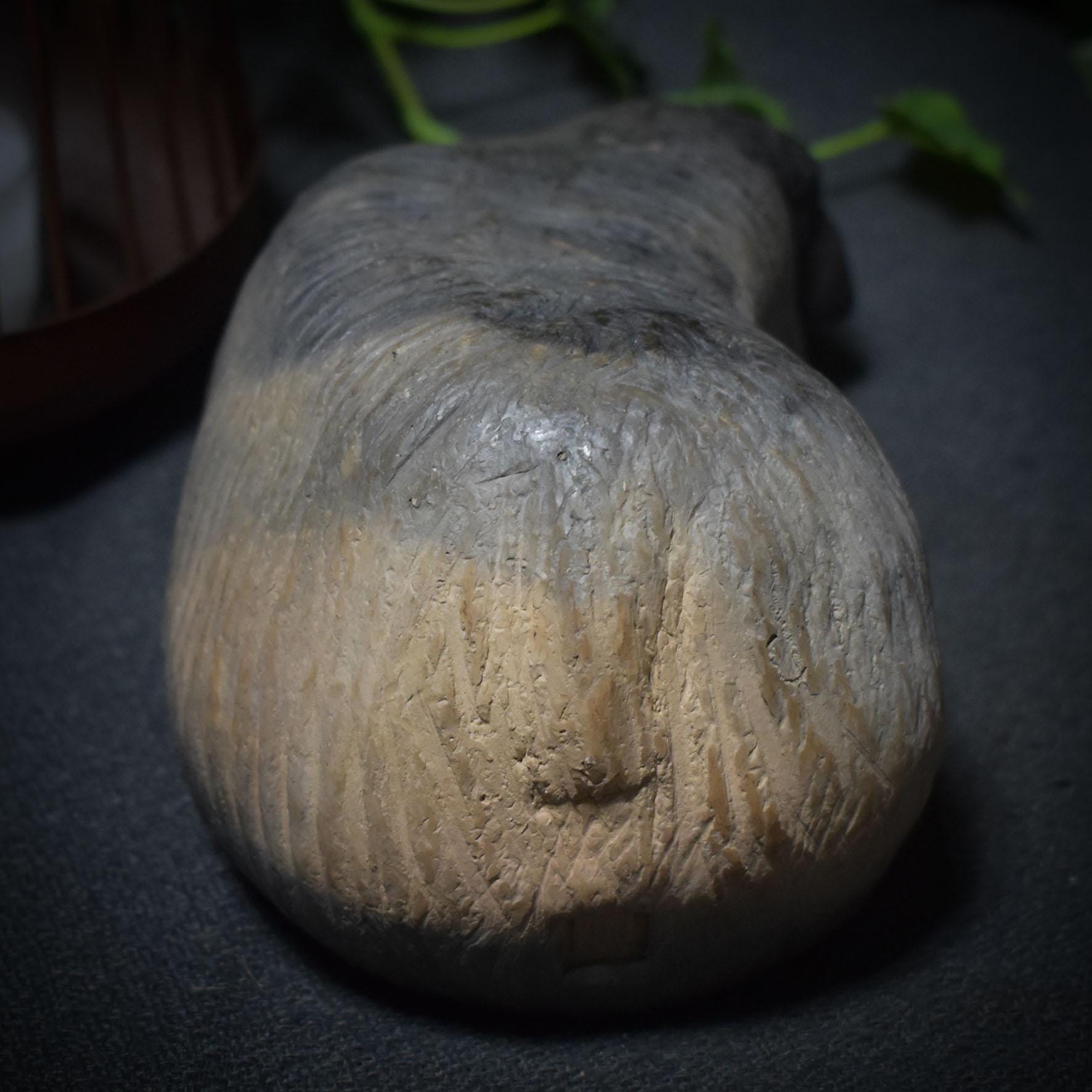 handgefertigte Skulptur eines liegenden Lamms aus Ton - Ein kraftvolles Osterlamm - Art.Nr.: FRO017