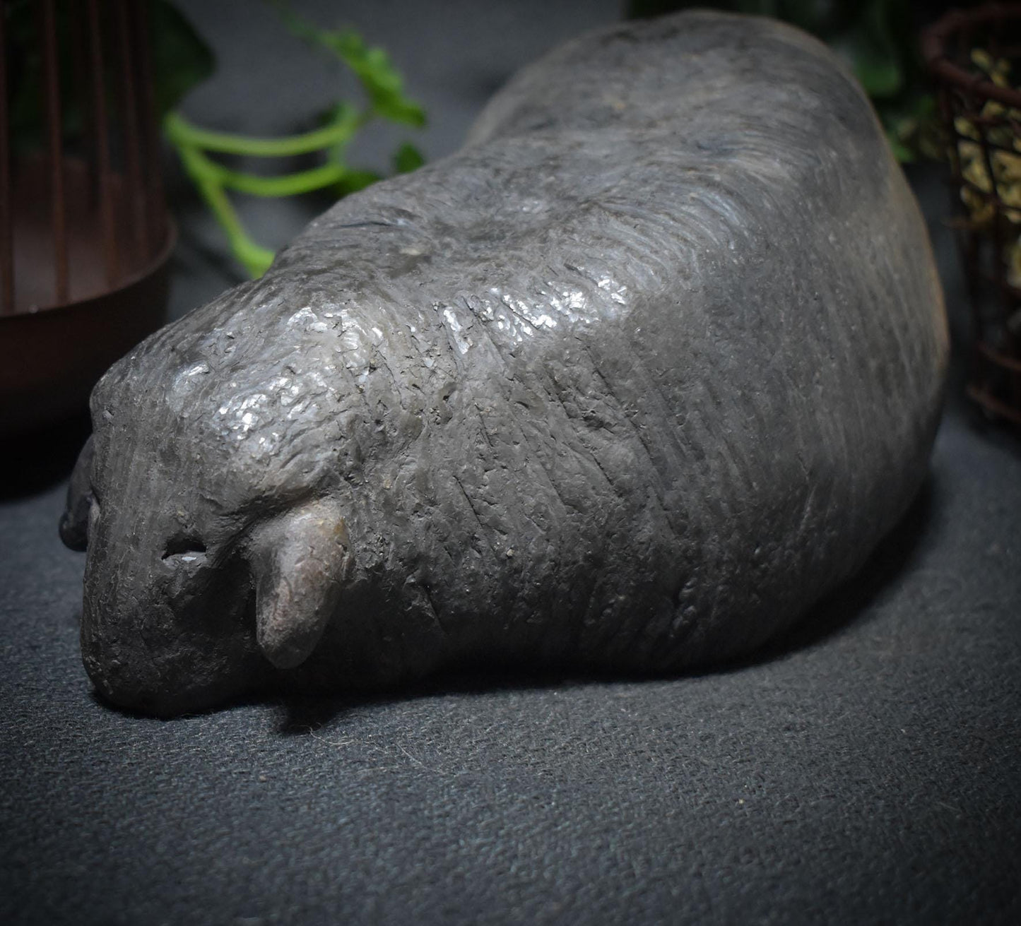 handgefertigte Skulptur eines liegenden Lamms aus Ton - Ein kraftvolles Osterlamm - Art.Nr.: FRO017