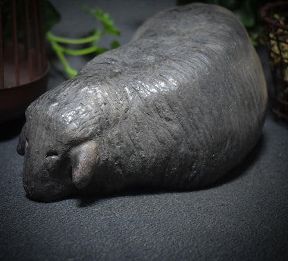 handgefertigte Skulptur eines liegenden Lamms aus Ton - Ein kraftvolles Osterlamm - Art.Nr.: FRO017