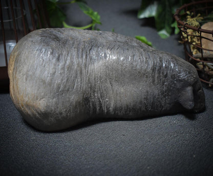 handgefertigte Skulptur eines liegenden Lamms aus Ton - Ein kraftvolles Osterlamm - Art.Nr.: FRO017