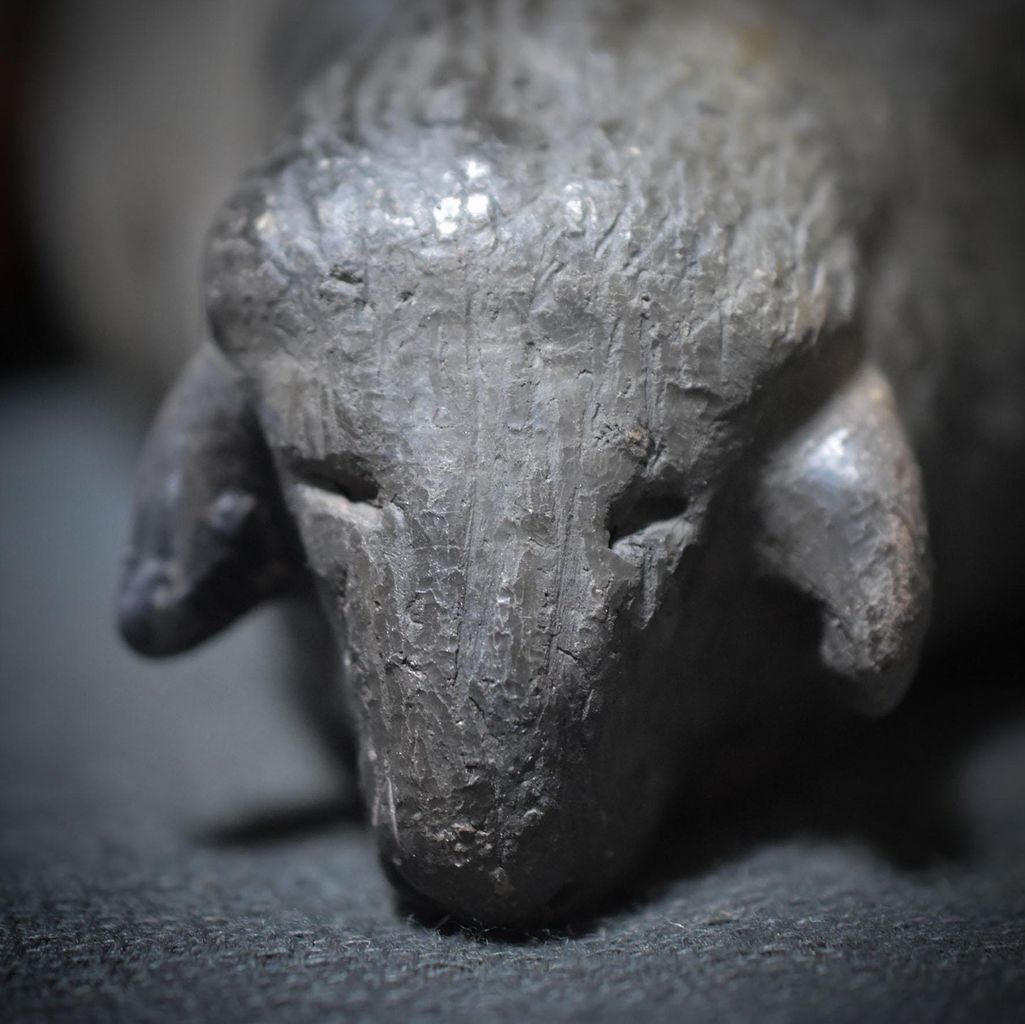 handgefertigte Skulptur eines liegenden Lamms aus Ton - Ein kraftvolles Osterlamm - Art.Nr.: FRO017