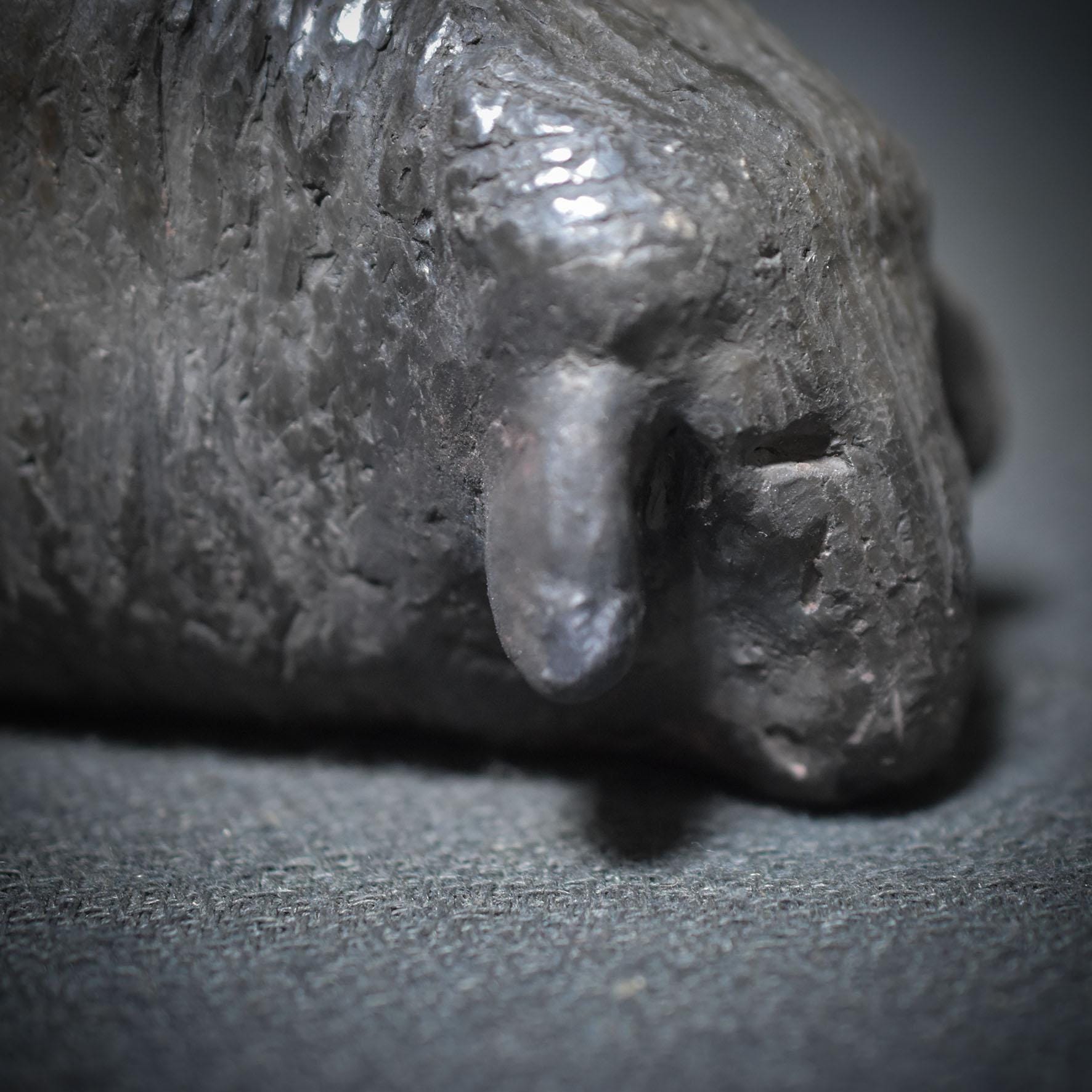 handgefertigte Skulptur eines liegenden Lamms aus Ton - Ein kraftvolles Osterlamm - Art.Nr.: FRO017