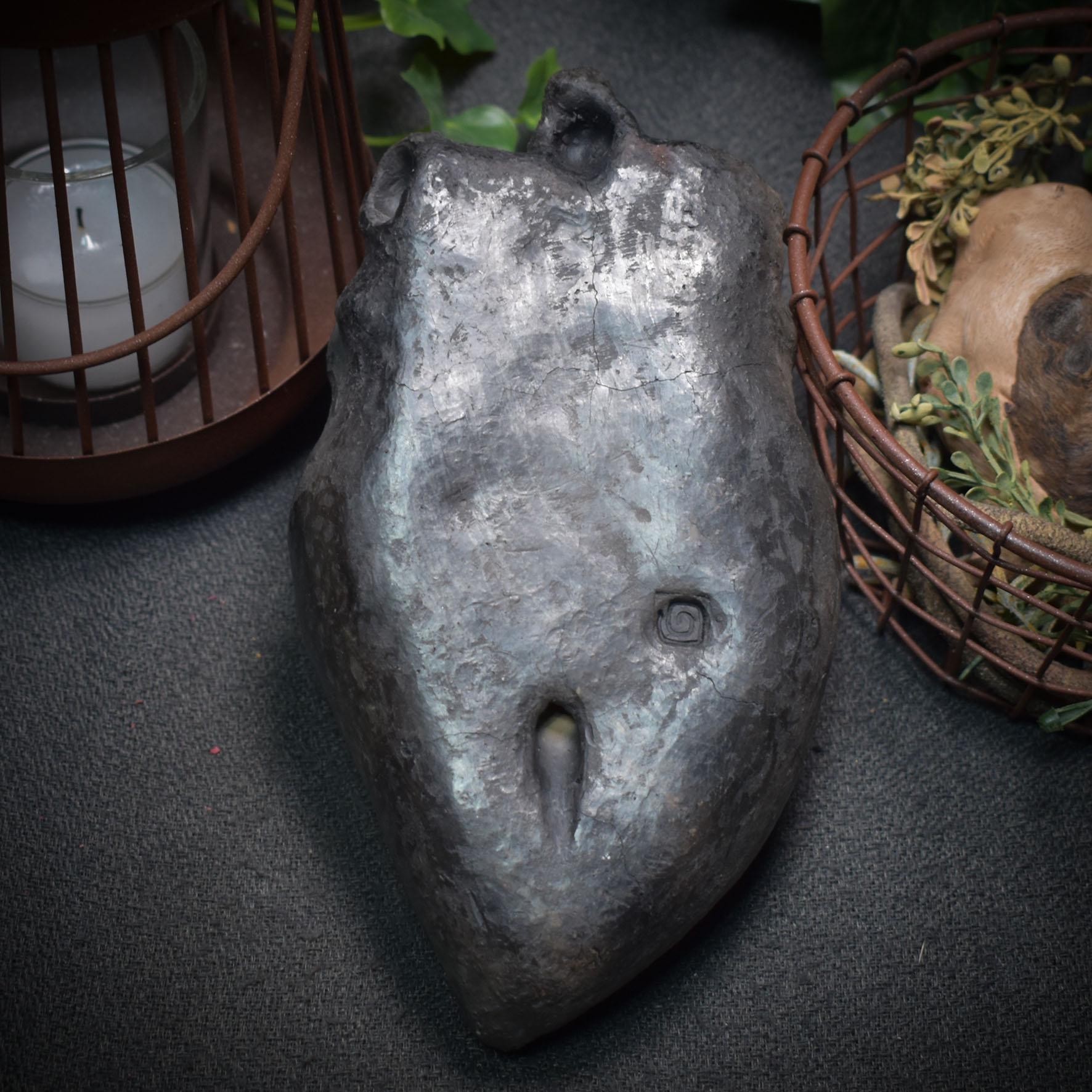 Handgefertigtes anatomisches Herz aus Ton - traditioneller Rauchbrand - Art.Nr.: SKU014