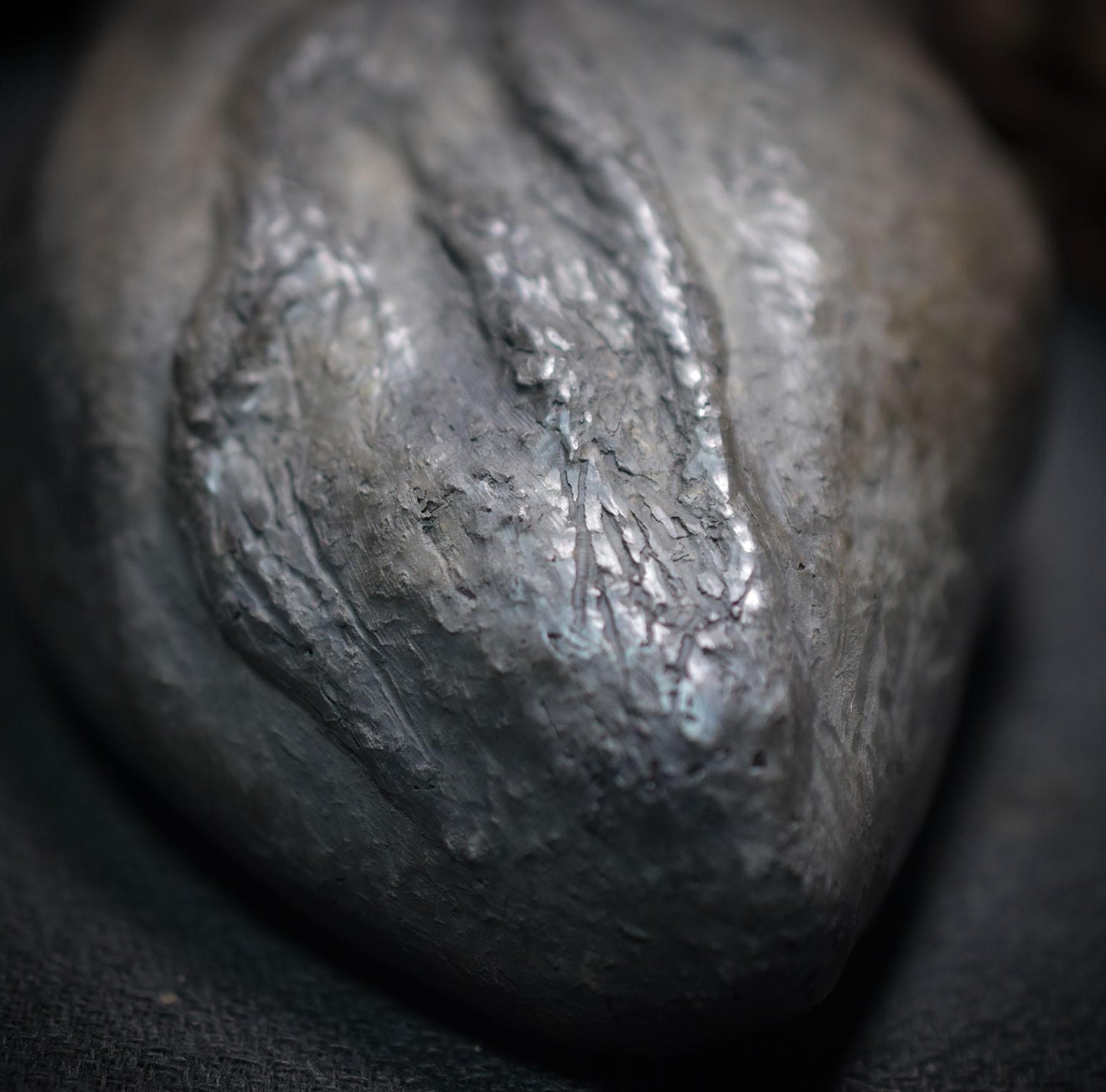 Handgefertigtes anatomisches Herz aus Ton - traditioneller Rauchbrand - Art.Nr.: SKU014