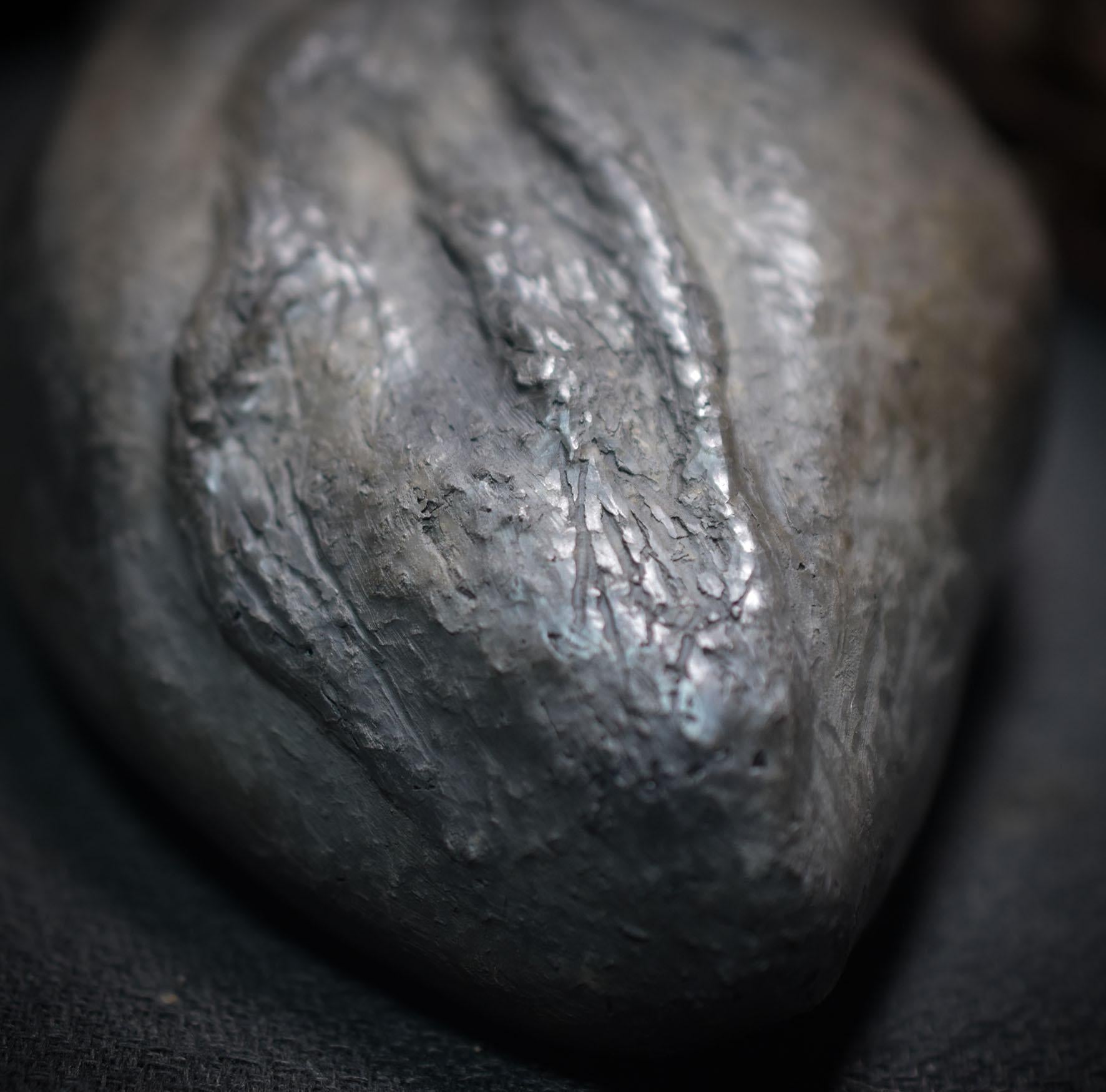 Handgefertigtes anatomisches Herz aus Ton - traditioneller Rauchbrand - Art.Nr.: SKU014