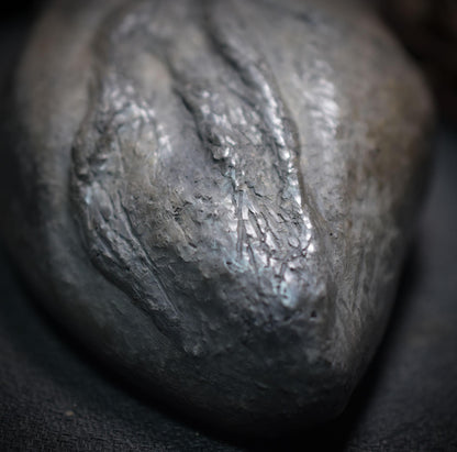 Handgefertigtes anatomisches Herz aus Ton - traditioneller Rauchbrand - Art.Nr.: SKU014