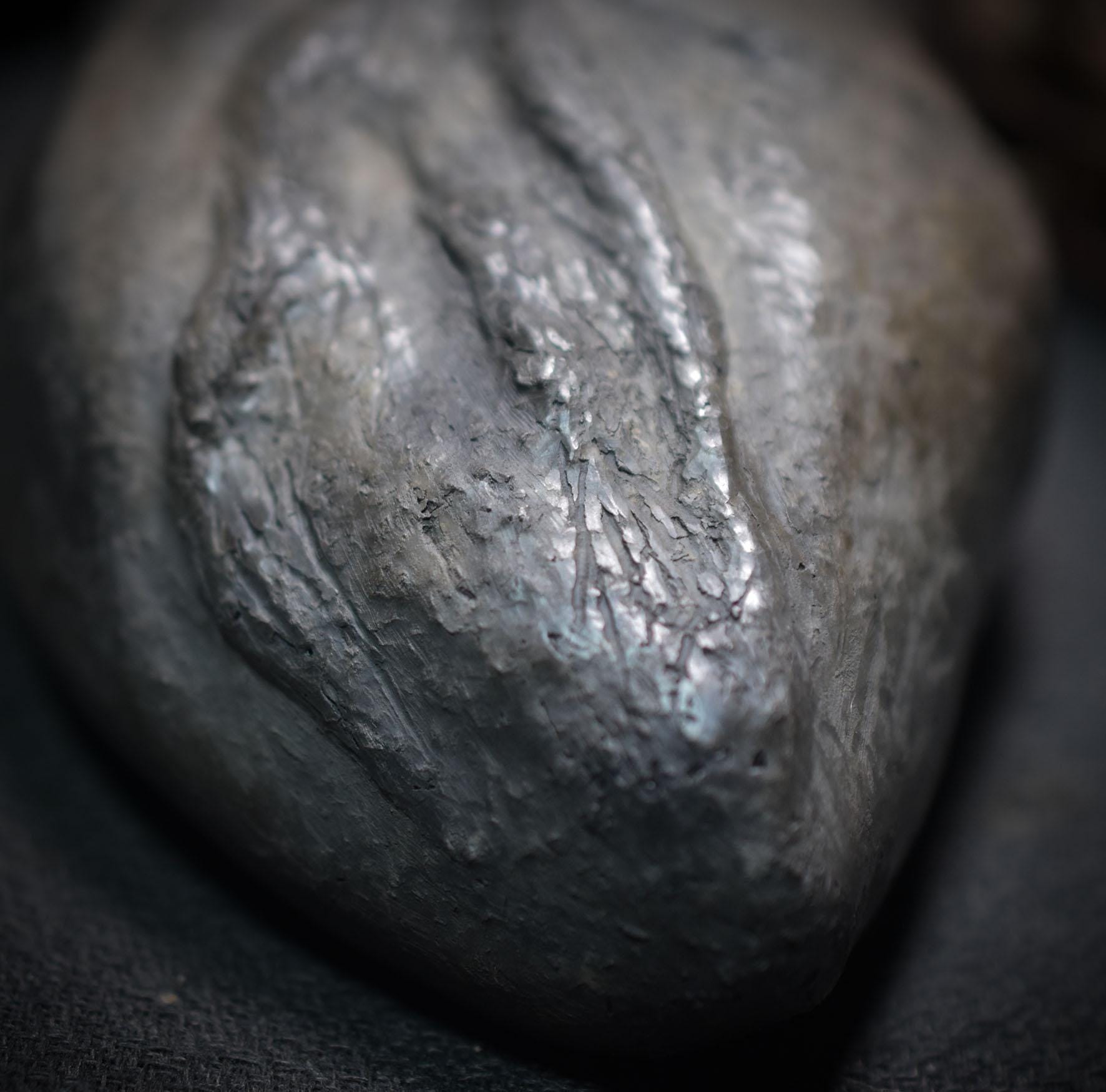 Handgefertigtes anatomisches Herz aus Ton - traditioneller Rauchbrand