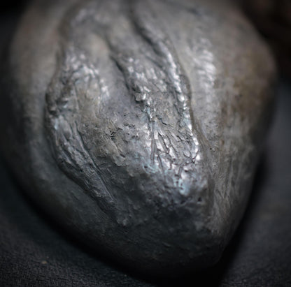 Handgefertigtes anatomisches Herz aus Ton - traditioneller Rauchbrand