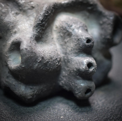 Handgefertigtes anatomisches Herz aus Ton - traditioneller Rauchbrand - Art.Nr.: SKU014